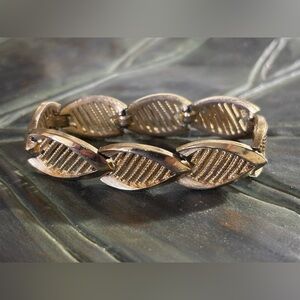 Vintage Trifari Gold Tone Leaf Panel Teardrop thick Bracelet 7-1/2 Inch